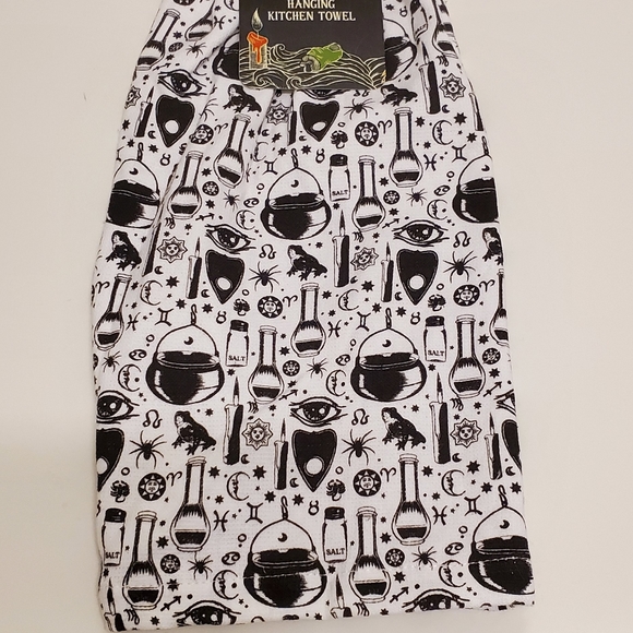 Disney Hocus Pocus Hanging Kitchen Halloween Towel Sanderson Sisters NWT - Picture 2 of 4